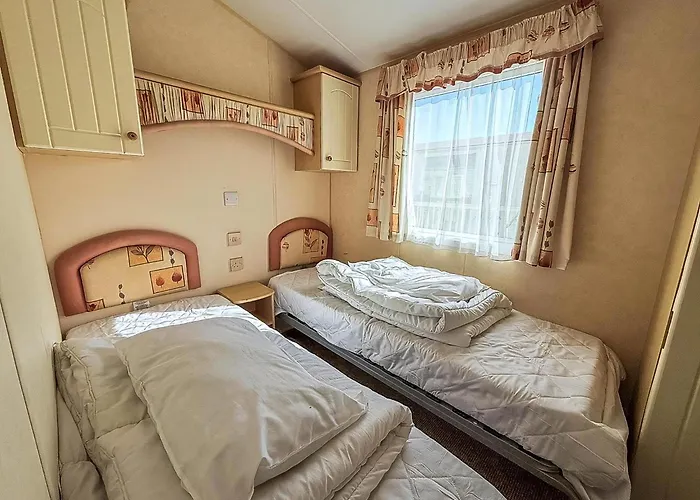 Dog Friendly 8 Berth Caravan, Minutes From The Beach In Hunstanton Ref 13003L