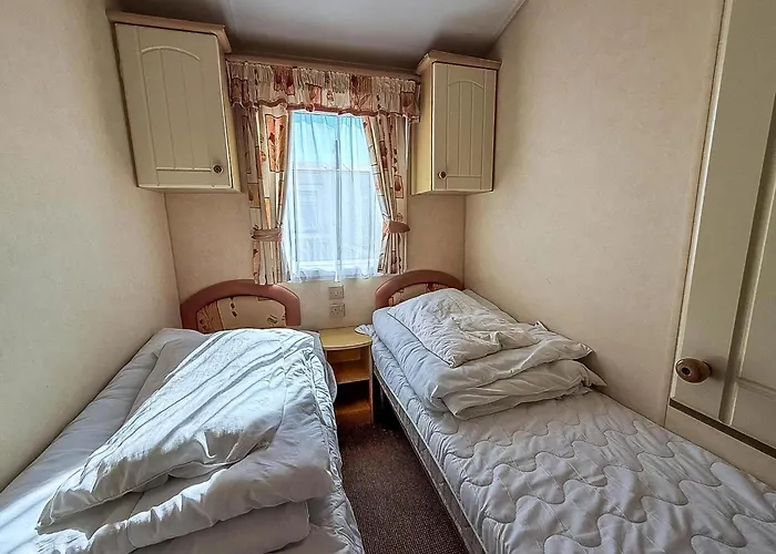 Dog Friendly 8 Berth Caravan, Minutes From The Beach In Hunstanton Ref 13003L