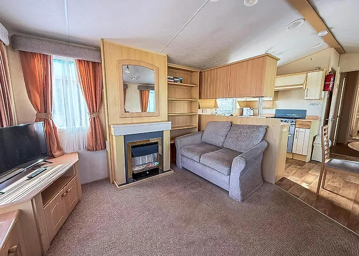 Dog Friendly 8 Berth Caravan, Minutes From The Beach In Hunstanton Ref 13003L